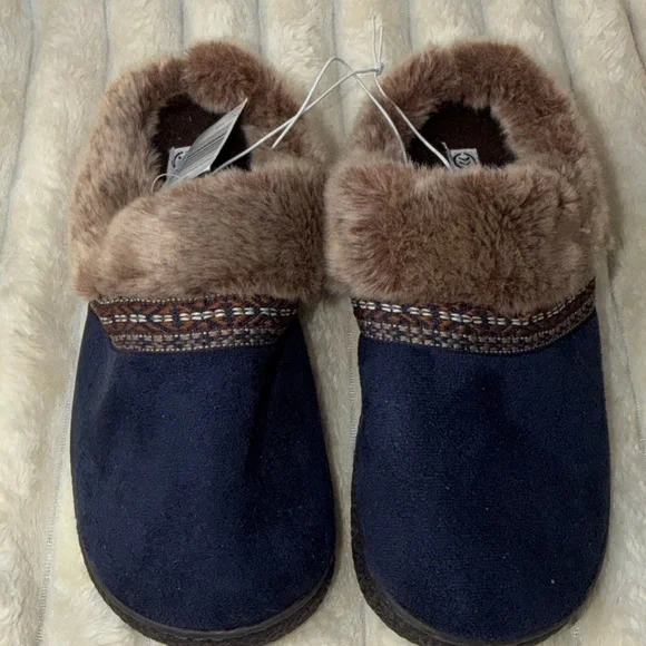 NWT Isotoner 7.5-8 Navy Fur-Lined Slippers - Picture 1 of 5